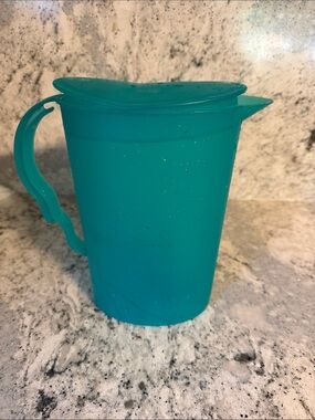 Tupperware Teal Pitcher with Lid and Handle